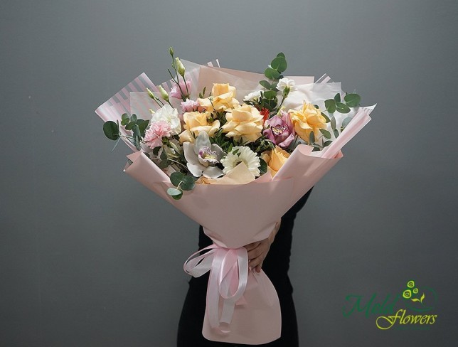 Букет с кремовыми розами и орхидеями,,Вкус праздника" Фото